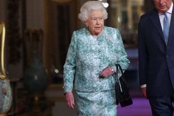 Imagem A bolsa preferida da Rainha Elizabeth é a mesma há 50 anos! Veja os detalhes da peça clássica