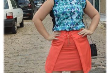 Imagem Look Jeito de Vestir: Saia Laranja e Blusa Azul Estampada